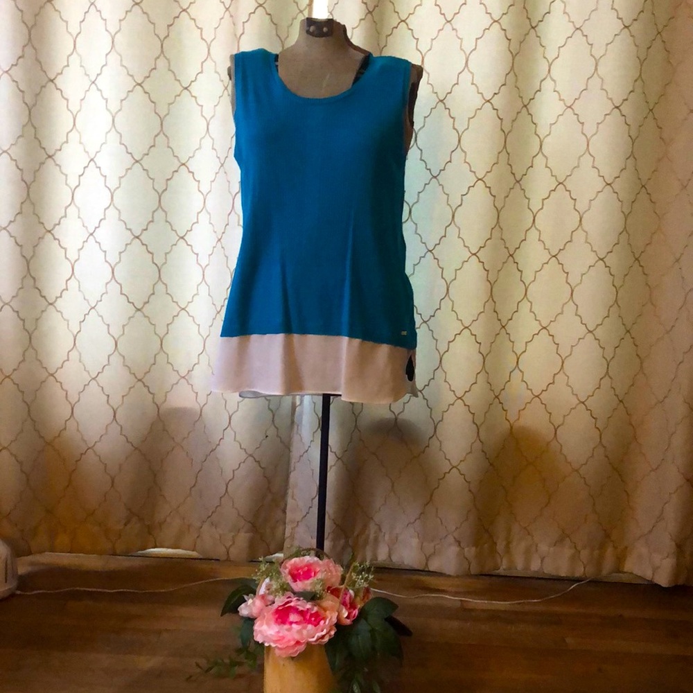 Scoopneck sleeveless sweater